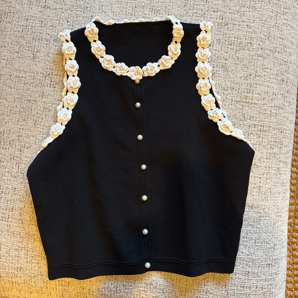Elegant Black Sleeveless Top with Cream Floral Trim
